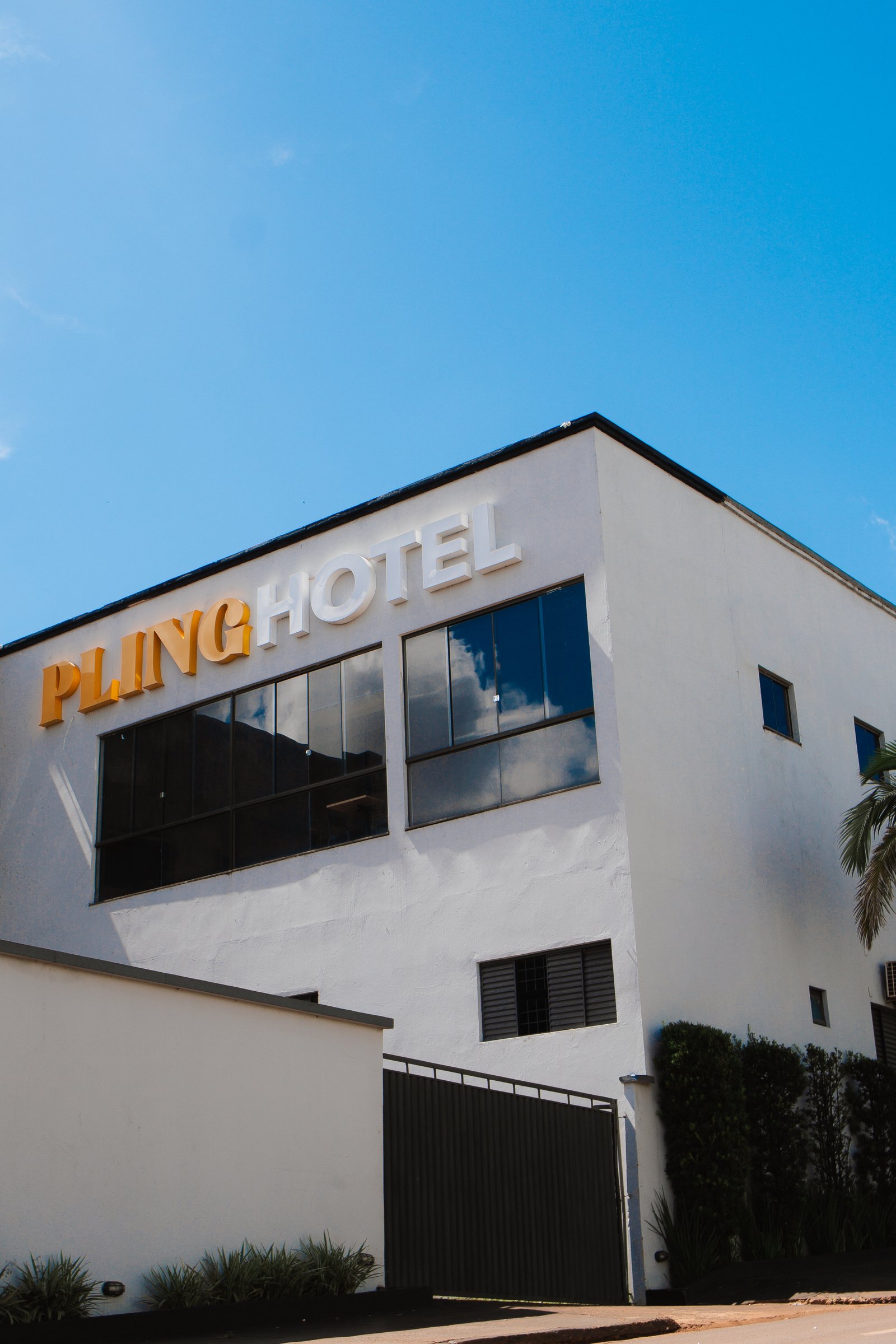 Fachada branca do PLING Hotel em Jataí